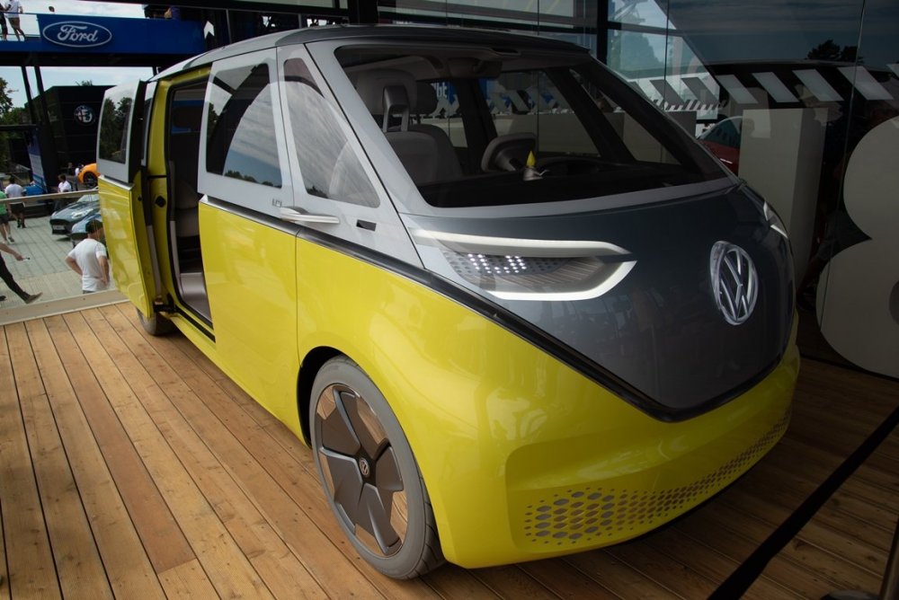 ELECTRIC_CAMPERVAN_VW_ID_BUZZ_FROM_THE_FRONT_SIDE_VIEW.jpeg