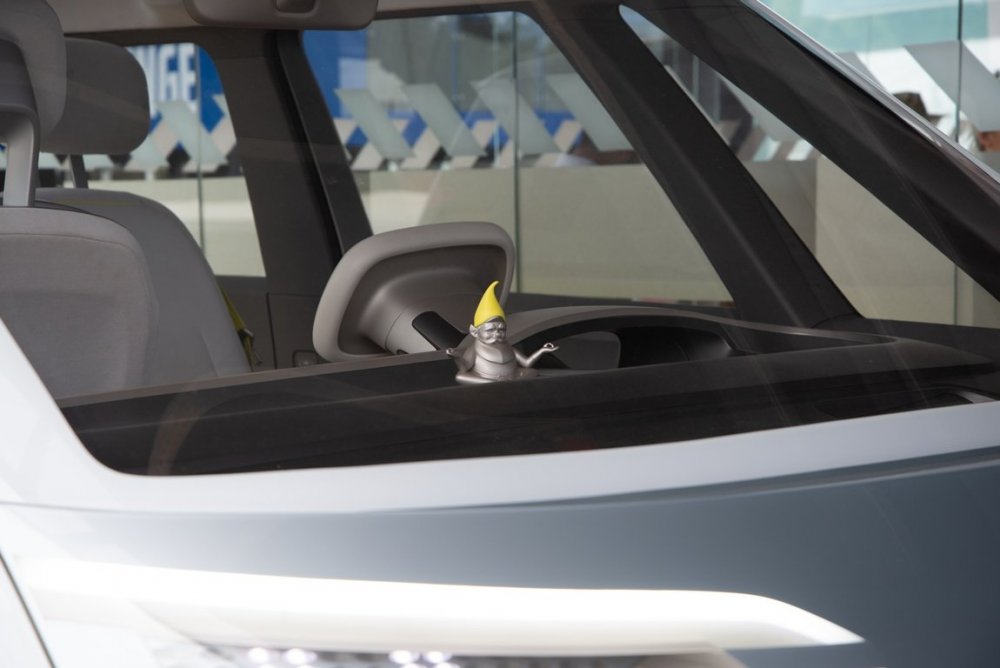 ELECTRIC_CAMPERVAN_VW_ID_BUZZ_FRONT_WINDSCREEN.jpeg